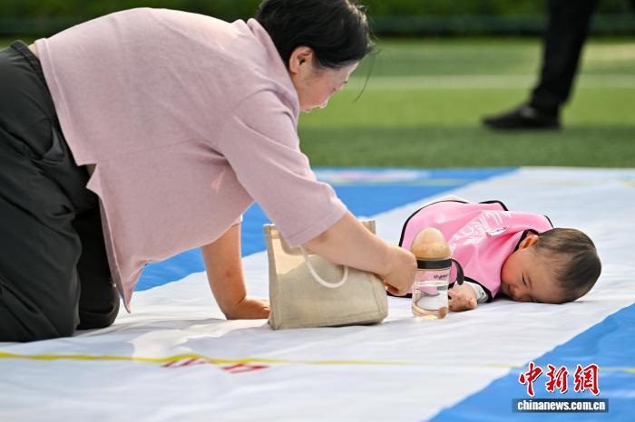 萌力全开 太原举办婴幼儿爬行大赛 - 图4