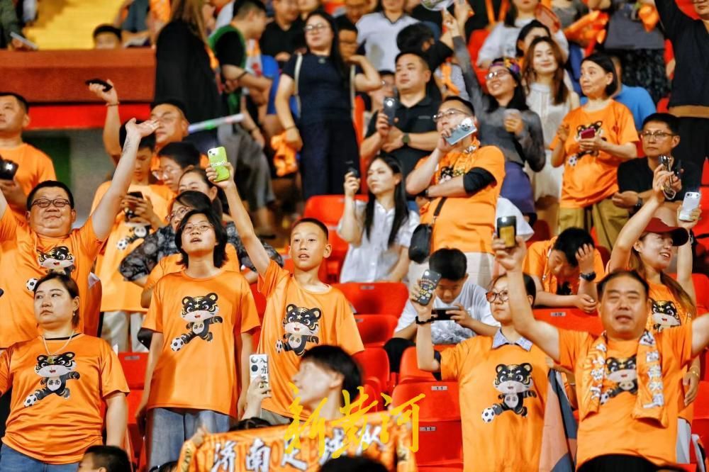 球迷热情点燃赛场夏夜 - 图6