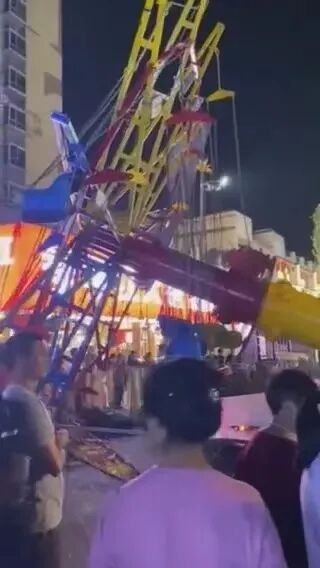 一游乐设施突发倾覆：转盘倒塌钢架变形，有孩童正乘坐！官方通报人员受伤情况 - 图4