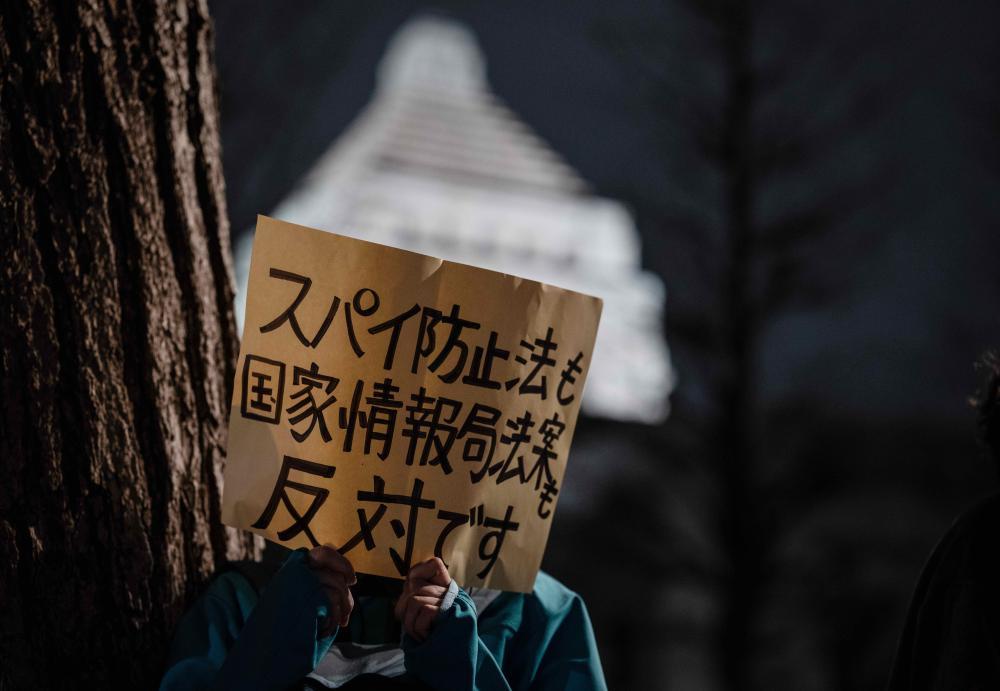 日本情报体系加速重构；埃博拉疫情疑似病例数破千；国际油价涨破90美元｜新黄河·环球午报 - 图3