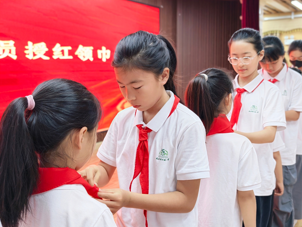 郑州市二七区陇西国际城小学隆重举行首批新队员入队仪式 - 图2