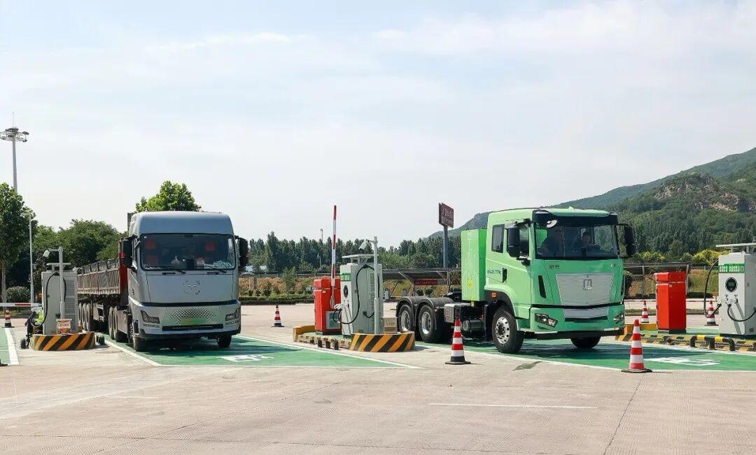 全省首对投入试运营！山东高速公路服务区电动重卡大功率充电示范站来了 - 图1