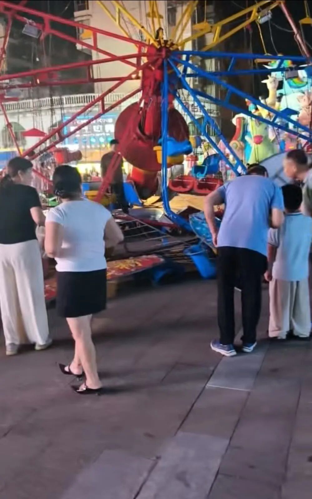 江西抚州一游乐设施运行时倒塌，应急管理局：文旅公司引进项目，两名儿童轻微擦伤 - 图1