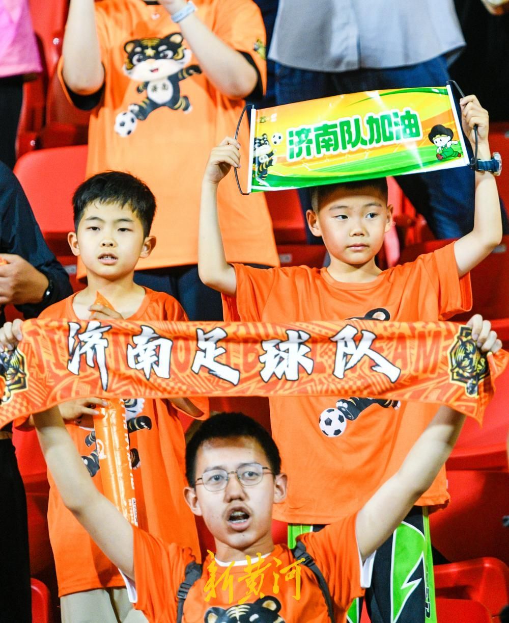 家长携孩童走进齐鲁超赛 绿茵温情传承热爱 - 图2