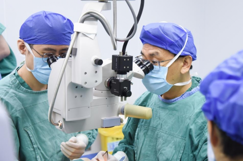6岁女童近视超千度！爱尔儿童眼科何勇川实施“后巩膜加固术”控进展 - 图2