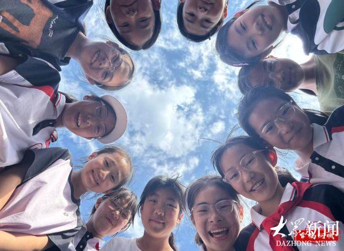 火红晚霞、硬核特警、纯真笑脸……今天，硬核与纯真同框了｜大众号点睛 - 图6