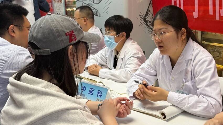 骨干医疗团队下沉社区乡村 济宁市第一人民医院义诊科普暖民心 - 图1