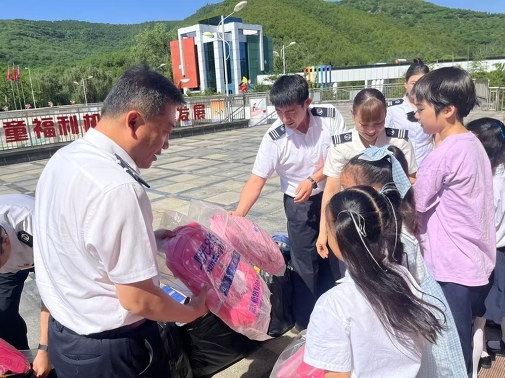 延续守护28年，“爱心爸妈”再次为福利院儿童送来节日礼物 - 图2