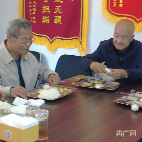 免费“开饭”3年 这家爱心食堂让40余名孤寡老人吃上热乎饭 - 图3