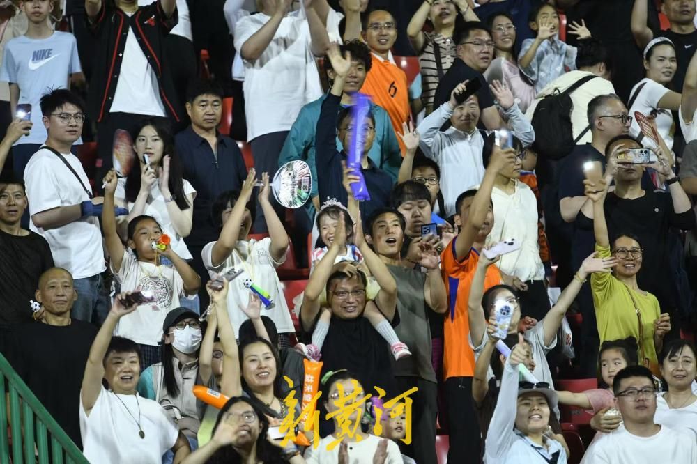 六一“新选择”：家长携孩童走进齐鲁超赛，赛场看台童趣满满 - 图4