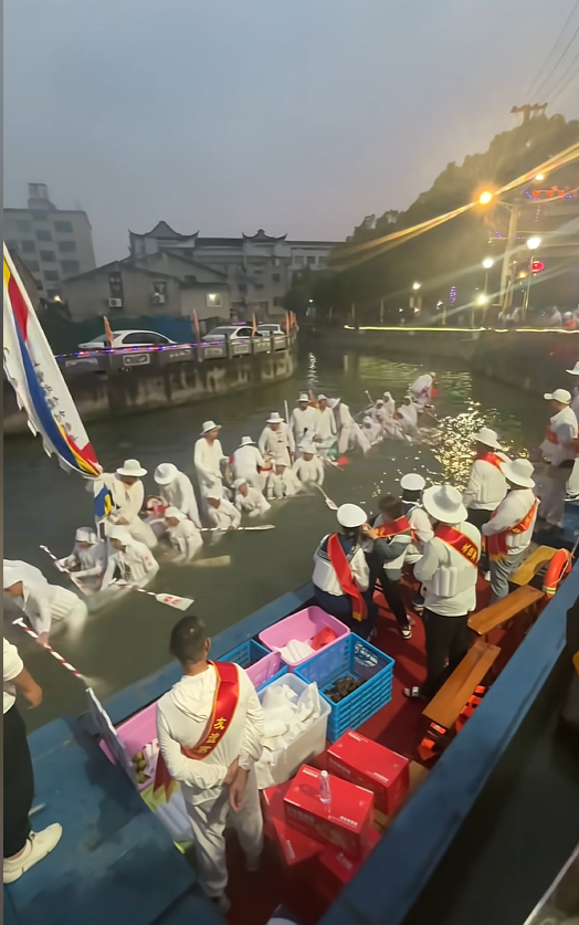 温州瑞安疑发生龙舟倾覆事件，当地龙舟办：试划中两舟相会致一舟进水下沉，及时排水后活动继续，无人员受伤 - 图2