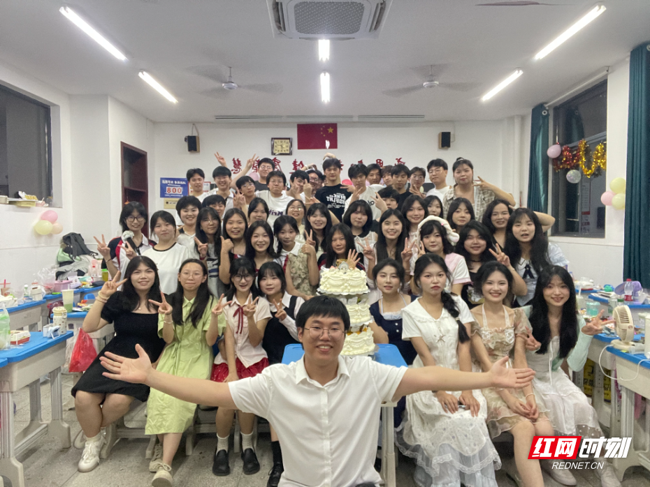 8岁年龄差，3年逆袭年级第一：湖南这位00后班主任的首届学生要高考了 - 图1
