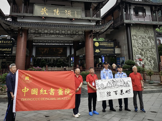 暖心服务赢赞誉 游客赠书法致谢吴家峪门票站 - 图1