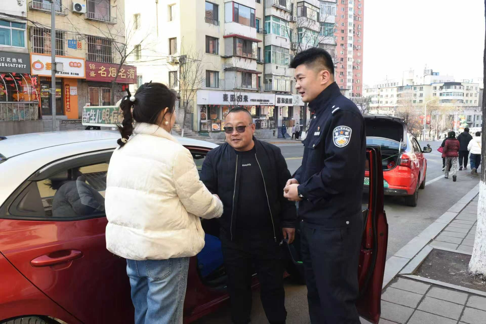 “奥特曼锦旗”送民警背后：辽宁唯一出租车派出所“非案帮办”暖民心 - 图2