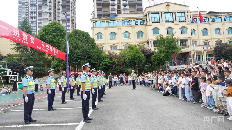 警心护苗伴成长 贵州岑巩公安联合开展“六一”警营开放日活动 - 图2