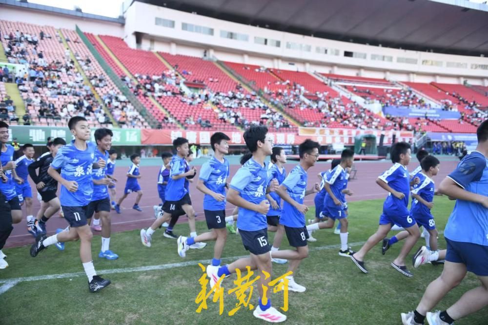 齐鲁超赛迎来“夜场”，足球少年们成为一道独特的风景线！ - 图3