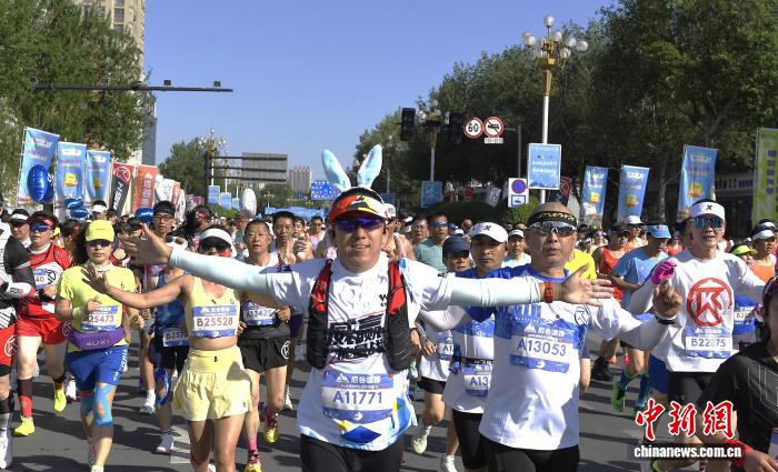 “吉马”鸣枪开赛 三万跑者领略“北国江城”夏日风情 - 图2