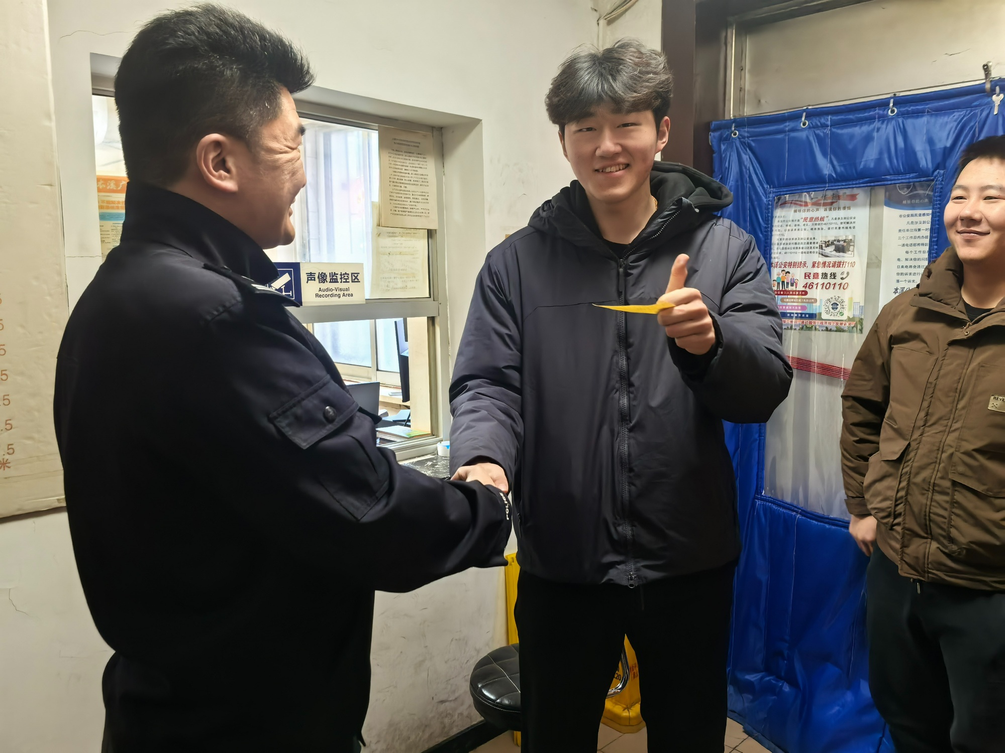“奥特曼锦旗”送民警背后：辽宁唯一出租车派出所“非案帮办”暖民心 - 图3