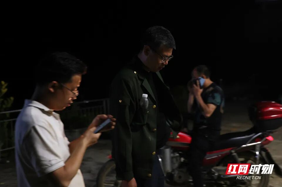 影像故事｜撤离“孤岛”，100多名乡亲结伴徒步的7小时 - 图4