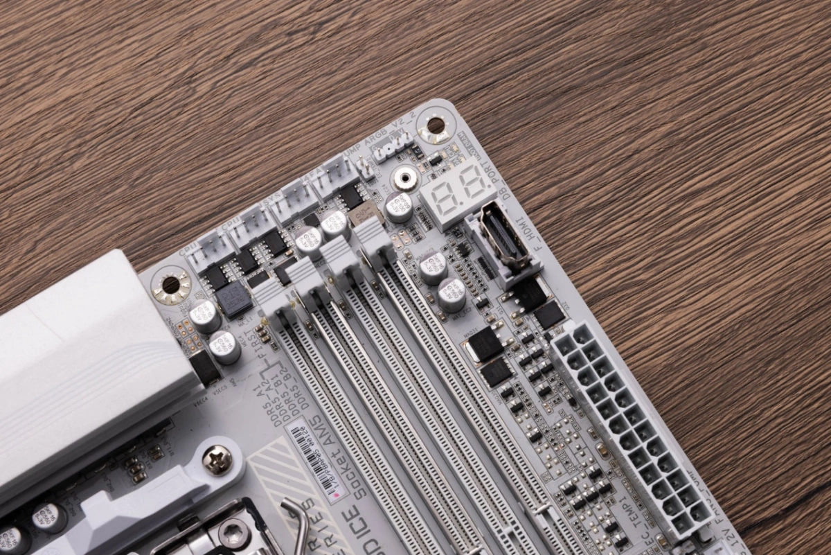 技嘉X870E X3D电竞冰雕主板评测：游戏玩家一步到位的选择 - 图7