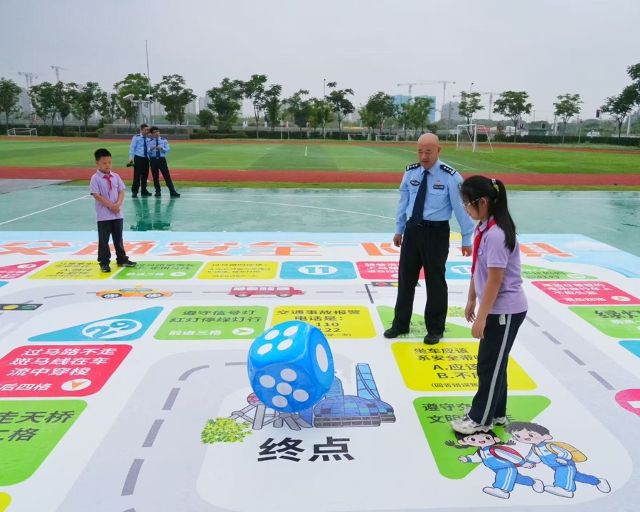 9000顶头盔+400份保险：上海举办“交通安全校园行”活动 - 图5