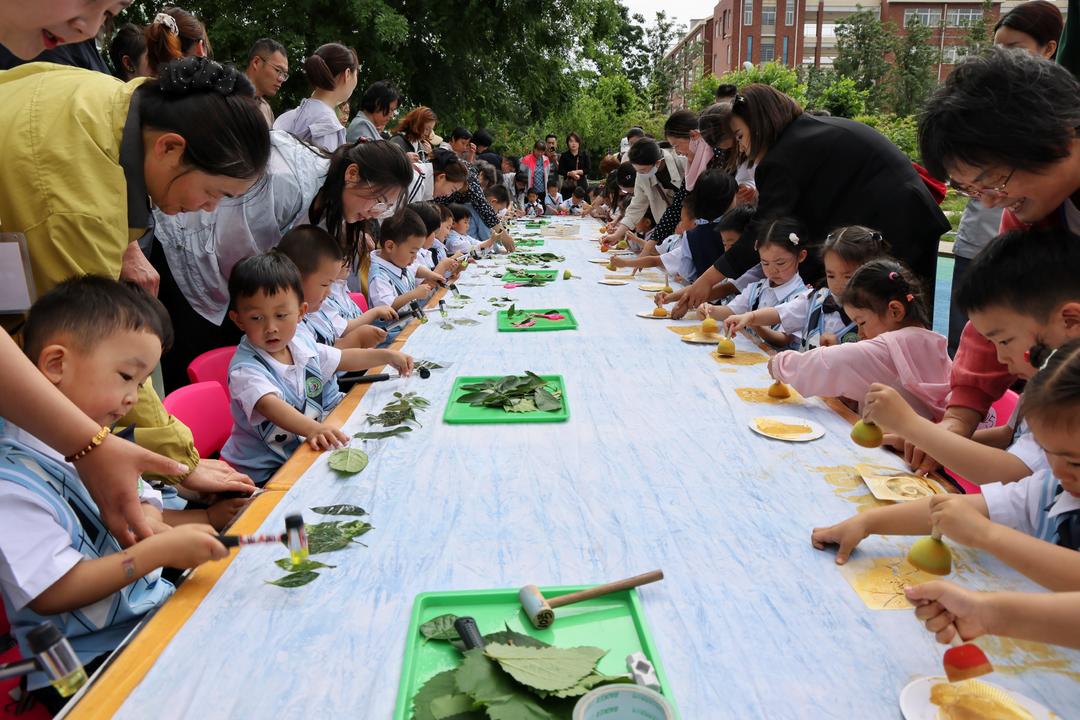 “非遗童玩”润童心 泰山区直属机关幼儿园带领幼儿走进扎染世界 - 图1