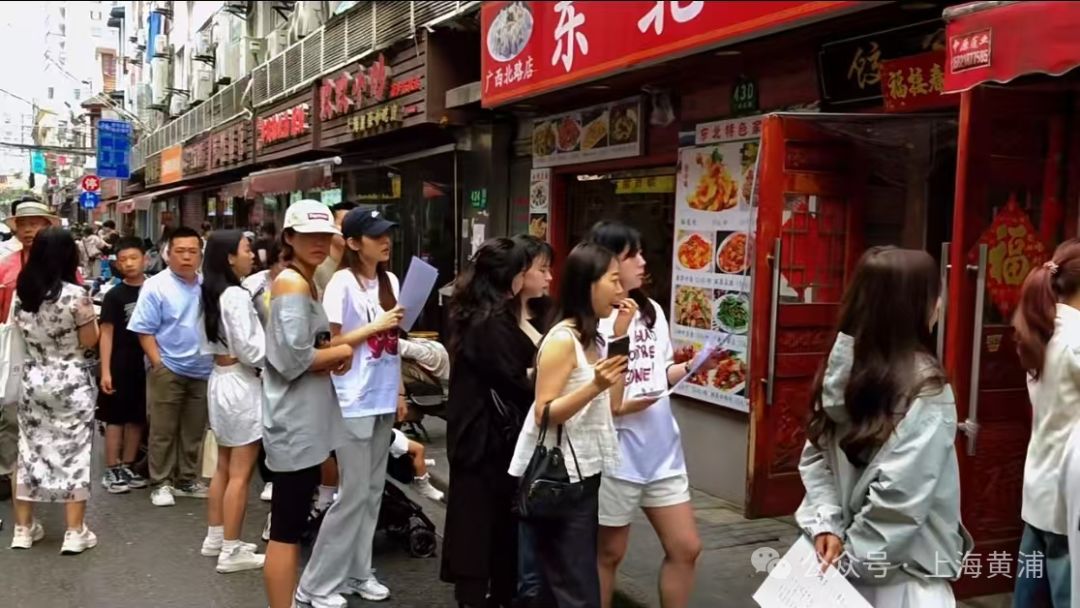 上海一小摊被韩国人“包围”，成必吃清单黑马，下雨也人从众！店主：纯属意外 - 图3