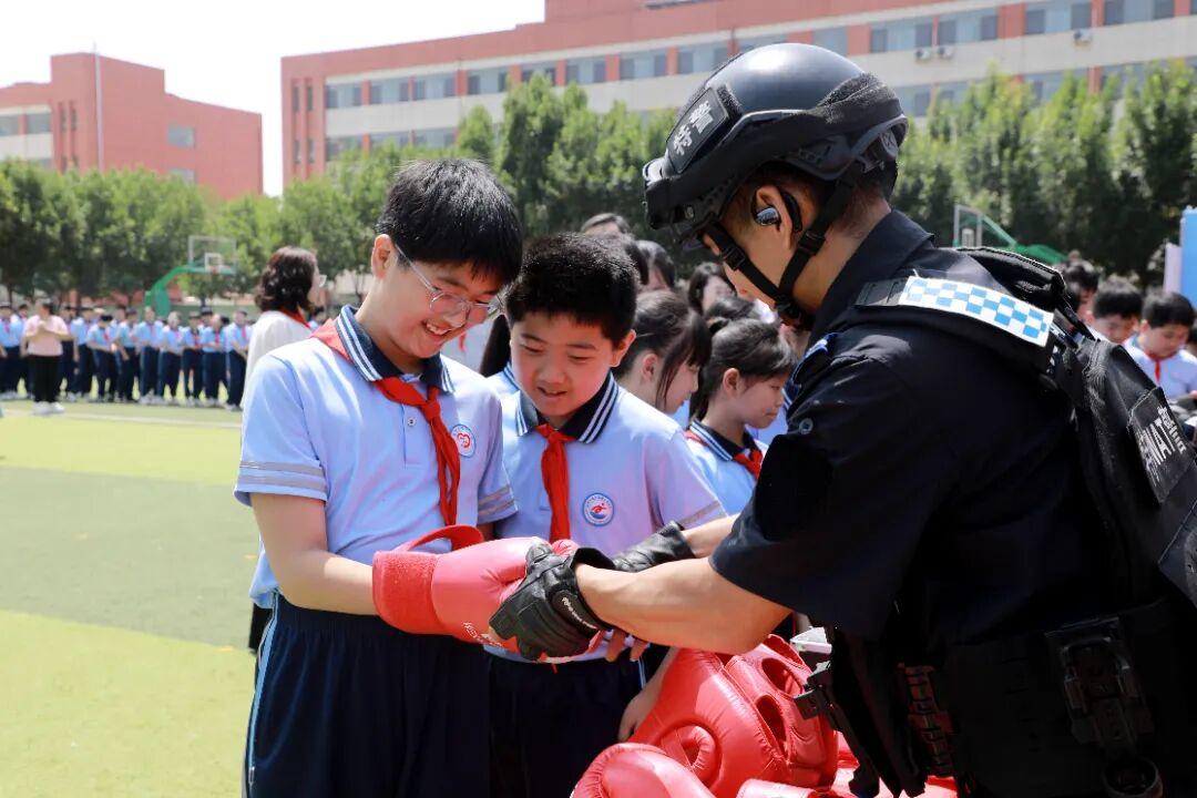 “高举队旗跟党走 做新时代好少年”2026年聊城市少先队新队员入队仪式暨主题队日活动在临清市举办 - 图7