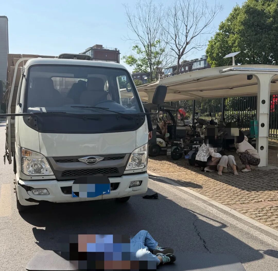 4岁男童小区内被配送车撞倒，奶奶为保护孙子不幸身亡！属地社区回应 - 图1