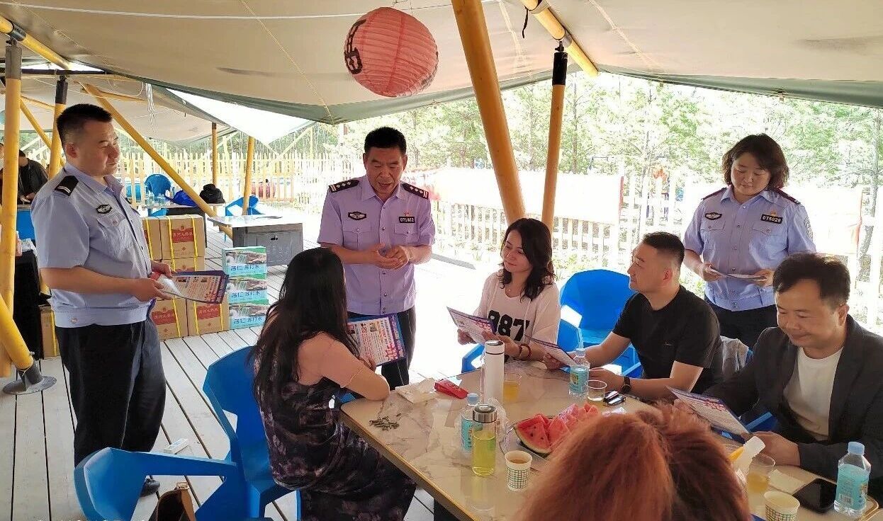 甘肃甘州公安：全民防诈筑防线 警企携手护发展 - 图1