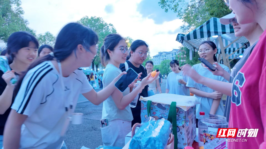 赋能大学生成长成才 张家界学院同步举办创业集市与毕业跳蚤市场活动 - 图2