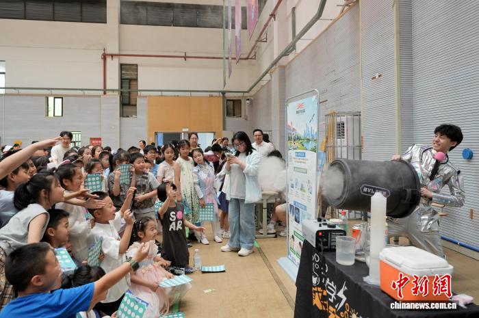 成都一小学嘉年华“AI+阅读”上新：孩子们在书香中追逐科技之光 - 图8