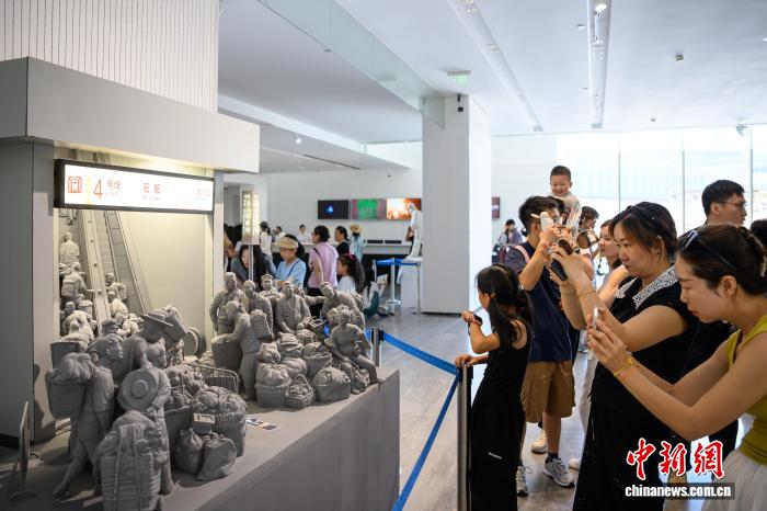 四川美术学院2026毕业作品展吸引观众 - 图1