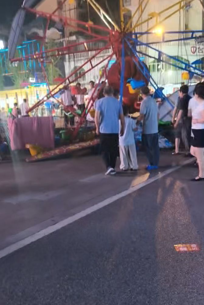 一游乐设施突发倾覆：转盘倒塌钢架变形，有孩童正乘坐！官方通报人员受伤情况 - 图2