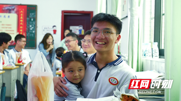 临武县：童真送福暖考场 温情相伴助高考 - 图4