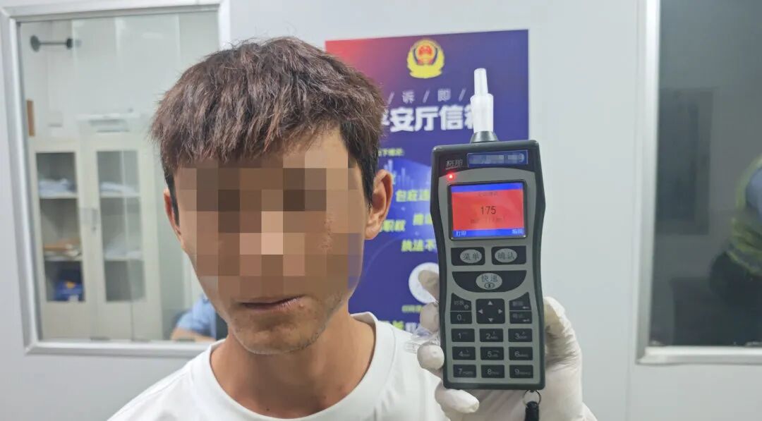 一对兄弟聚餐喝酒后，哥哥开车撞上路边小轿车，弟弟觉得“自己比哥哥清醒”挪车20米，警方：都是醉驾，将被依法追究刑事责任 - 图2
