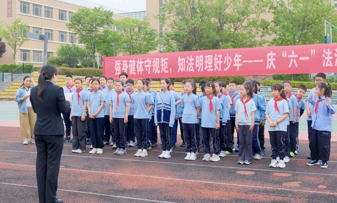 李沧法院走进青岛广水路小学开展庆“六一”法治趣味运动会 - 图1