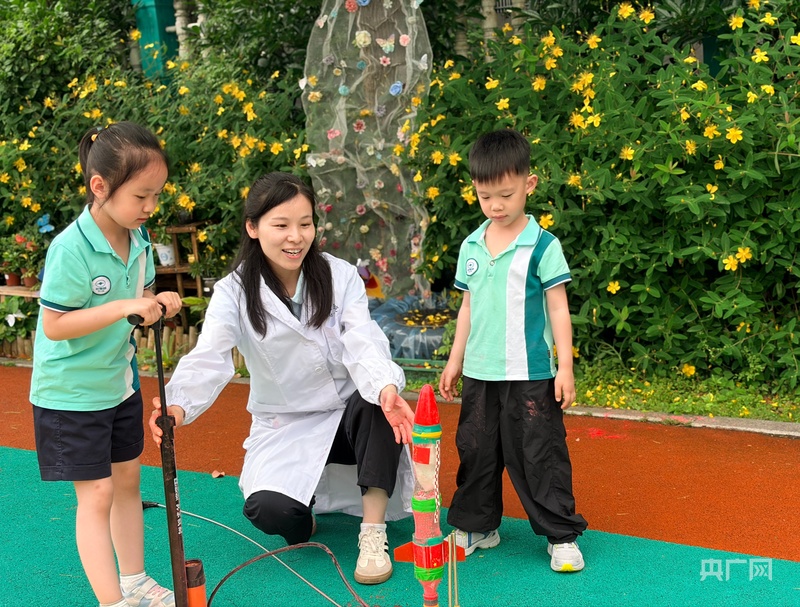 幼儿园“六一”前“来了”机器人，科技感满满 - 图2
