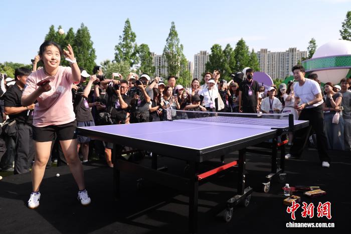 马龙现身复旦大学助阵体育公益 以运动传递青春“美力加速度” - 图4