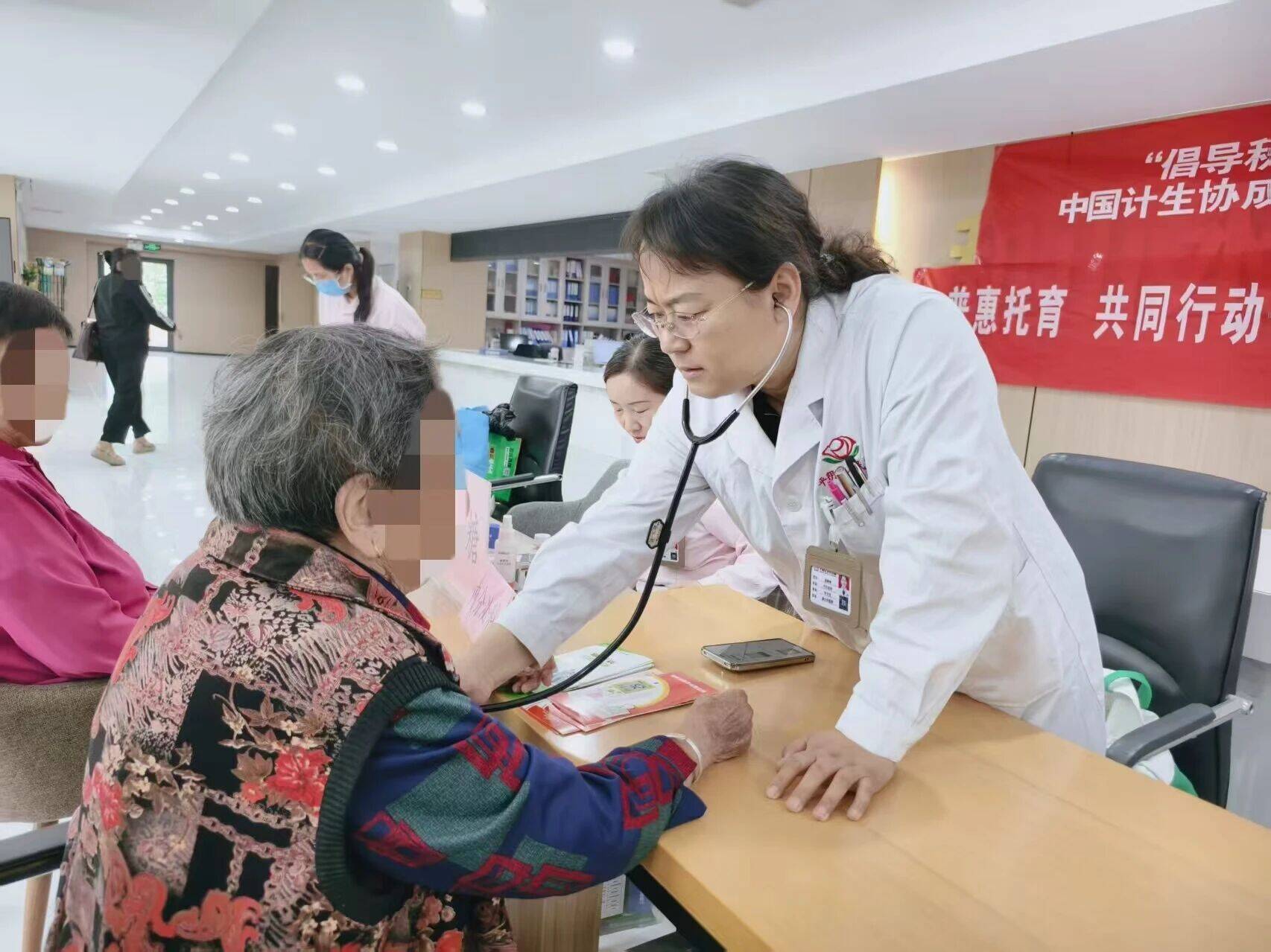 暖心义诊进社区 健康服务零距离 - 图2