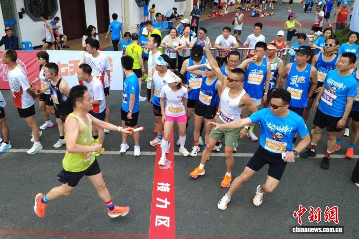 四十年接力 重庆历史最悠久的长跑比赛鸣枪起跑 - 图6