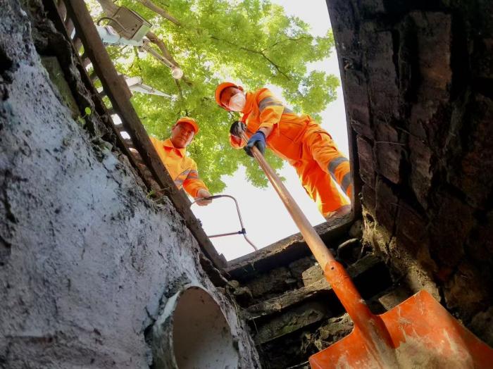聚焦｜北京8时进入上汛 丰台环卫开展雨水管网清掏作业 - 图1
