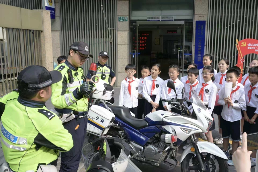 在党的诞生地，一群孩子与警察叔叔有个“红蓝之约” - 图3
