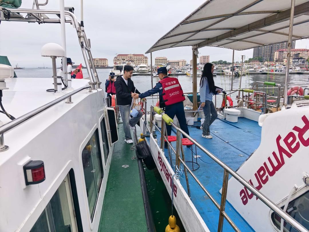 青岛海警市北工作站成功救助两名严重晕船游客 - 图1