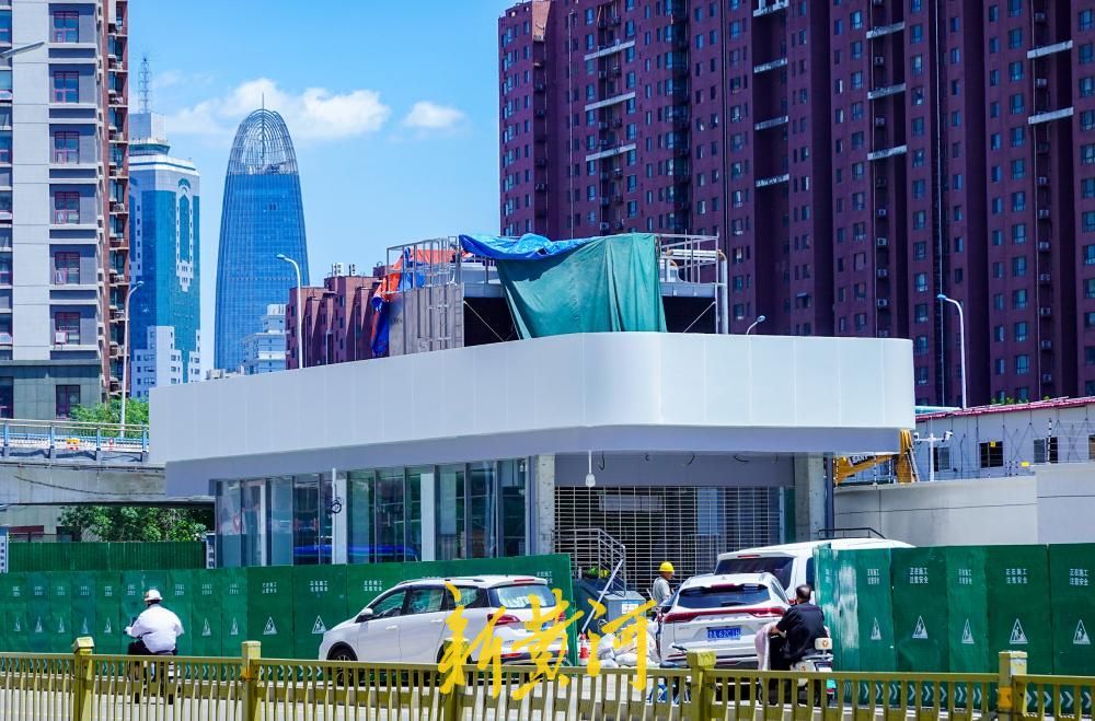济南纬六路多个地铁出入口初具规模，与300米高楼同框成新景 - 图2