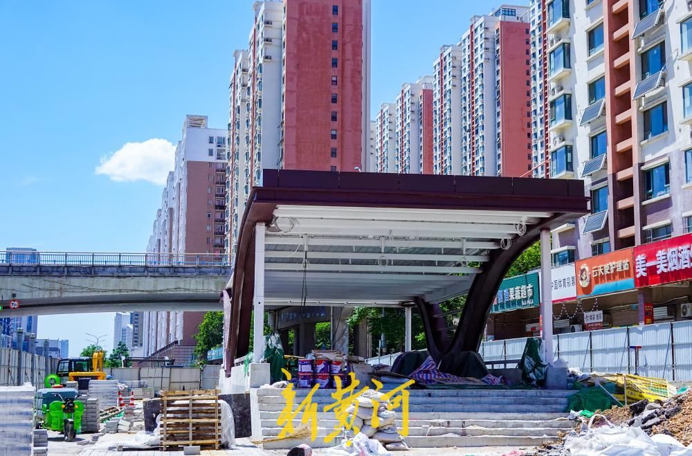 济南纬六路多个地铁出入口初具规模，与300米高楼同框成新景 - 图1