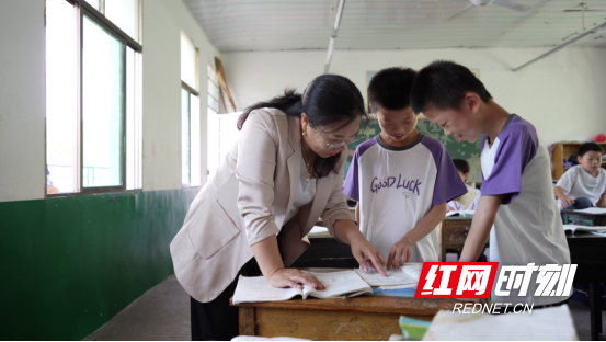 宜章县：爱心企业家与“四胞胎”兄弟快乐过“六一” - 图1