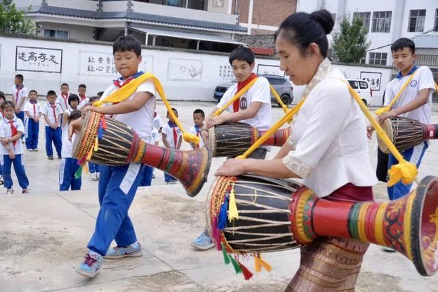 火塘边讲政策，村播里卖山货……章驮乡的民族“融合配方” - 图3