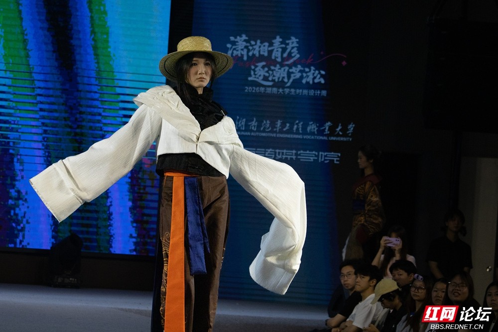 把梦想缝进衣角：这场株洲高定大秀里，藏着年轻人的星辰大海 - 图7