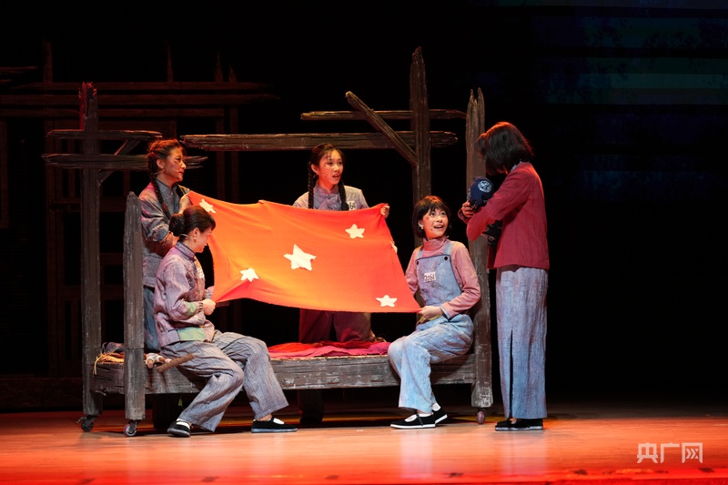 中国铁路文工团话剧《红岩》在江西首演 - 图2